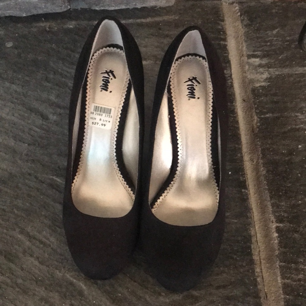 Black pumps size 8 & 1/2 Never worn just had in my closet for awhile!